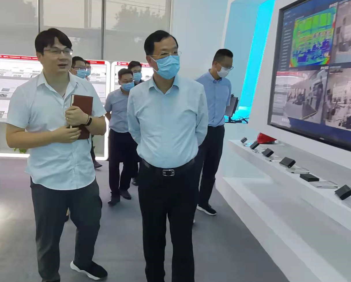 區委書記許小波、區管委會主任倪云澤等領導蒞臨海圖科技參觀指導